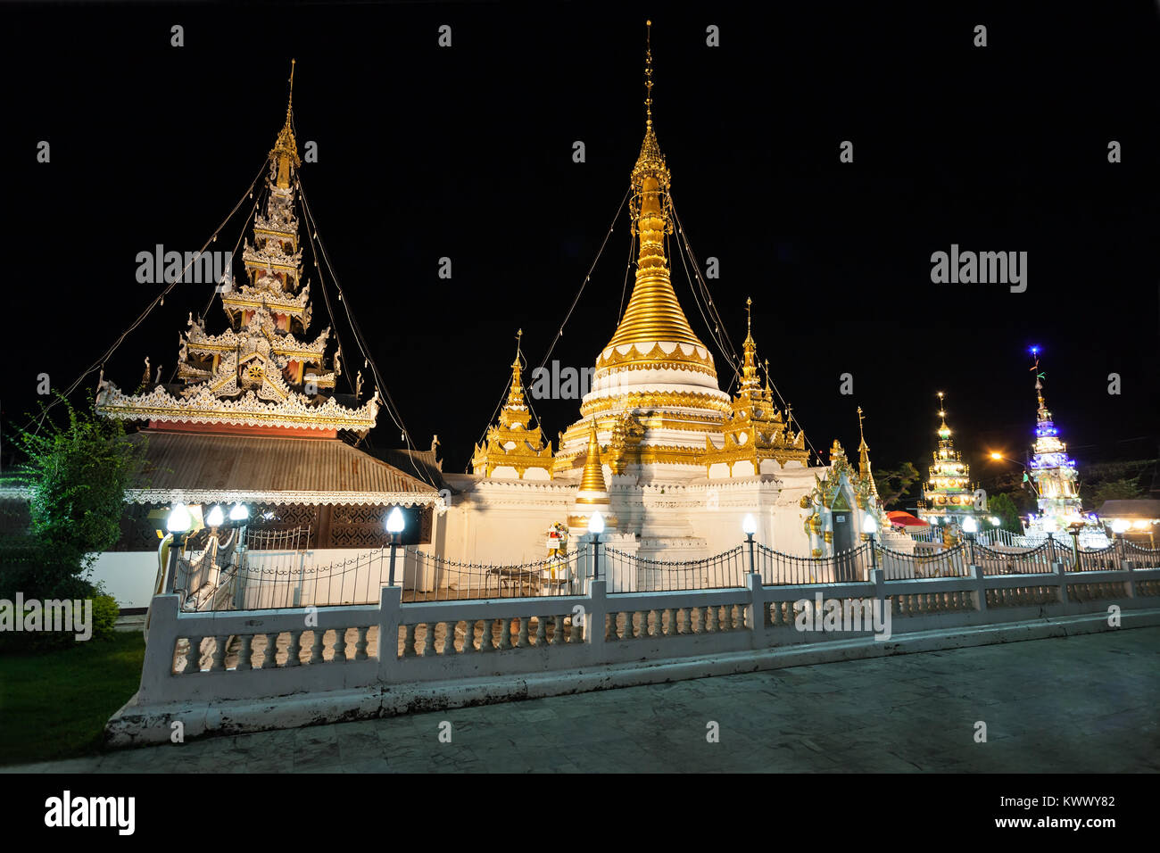 Il lago con il Wat Chong Klang e Wat Chong Kham templi di notte a Mae Hong Son, Thailandia Foto Stock