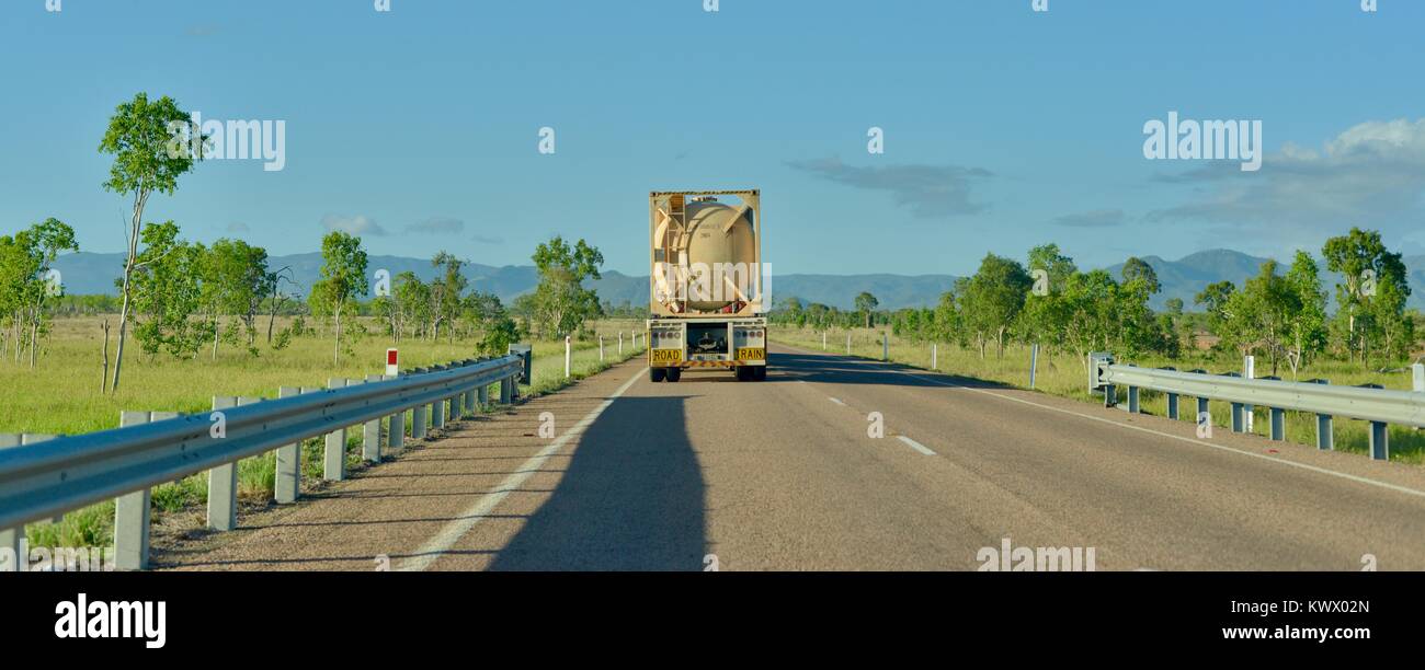 Strada treno su una autostrada, una classica scena australiana, la strada tra Townsville e Charters Towers, Queensland, Australia Foto Stock