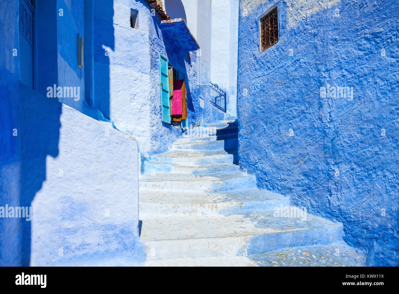 Blu di tradizionali case di berbera a Chefchaouen, Marocco. Chefchaouen è una città nel nord-ovest del Marocco. Chefchaouen è nota per i suoi edifici in sfumature o Foto Stock