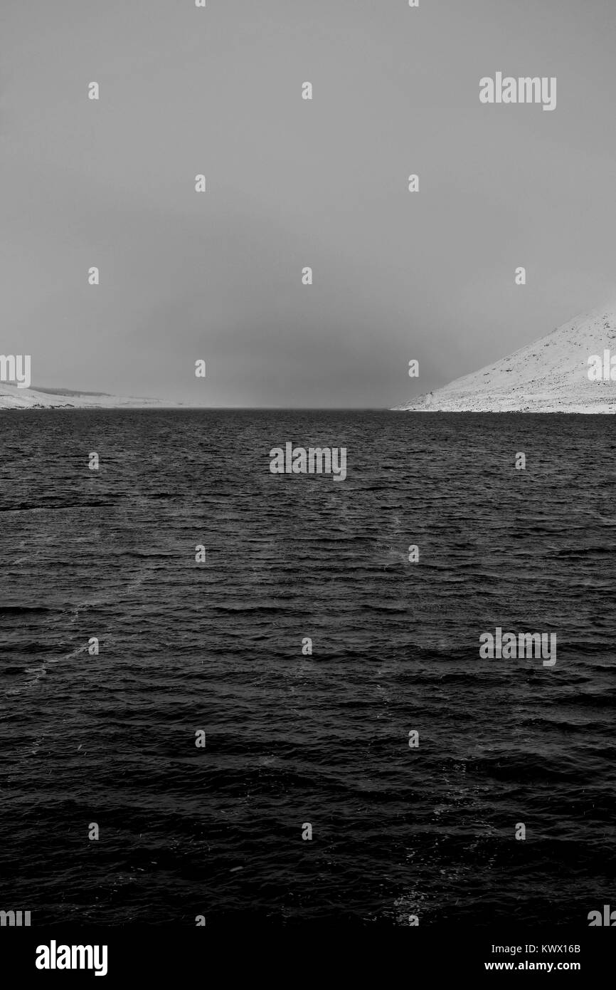 Diga Glascarnoch guardando sopra il loch Foto Stock