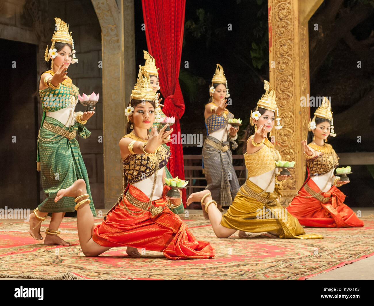 Giovani donne Khmer di eseguire la tradizionale danza Apsara in Siem Reap, Cambogia. Foto Stock