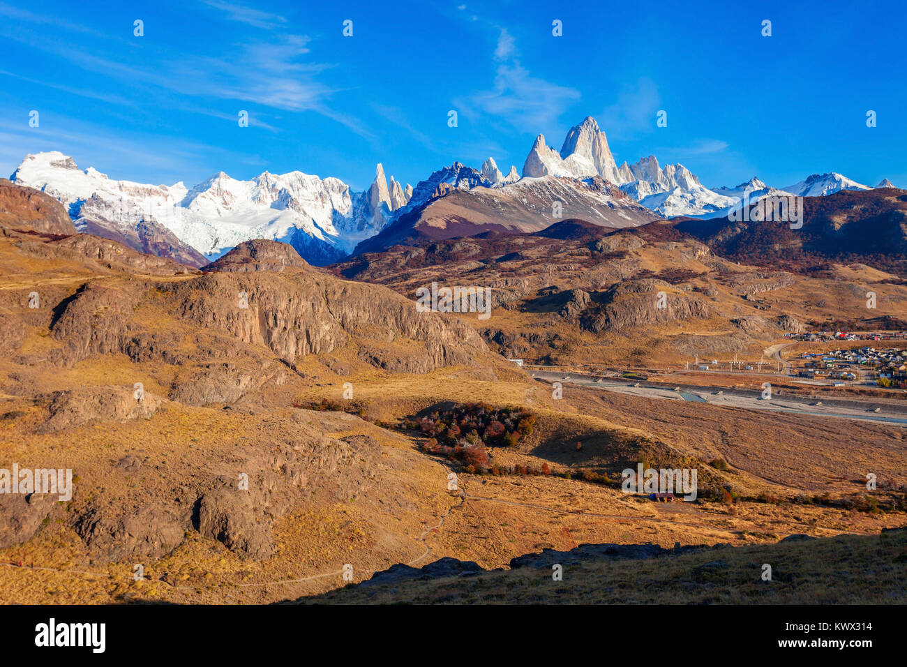 Fitz Roy mountain vista panoramica. Fitz Roy è una montagna situata nei pressi di El Chalten villaggio della Patagonia meridionale al confine tra Cile e Arg Foto Stock