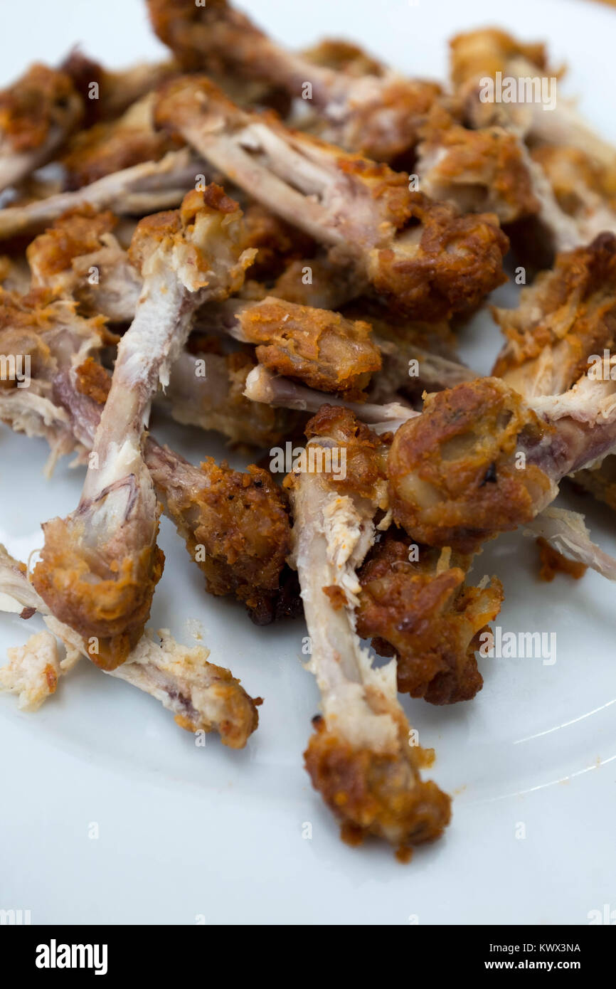 Piastra di mezze mangiate di ali di pollo Foto Stock