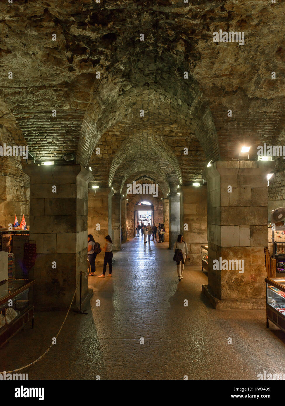 Podrum sotto il palazzo di Diocleziano che conduce al Portone di Bronzo, Split, Croazia Foto Stock