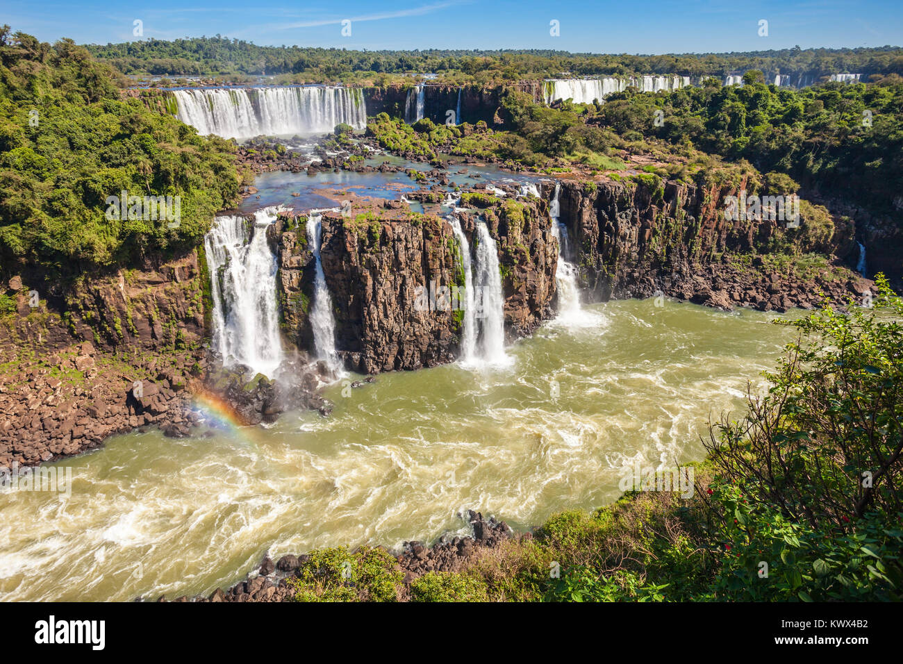 Iguazu Falls (Cataratas del Iguazú) sono le cascate del fiume Iguazu sul confine dell'Argentina e il Brasile. Iguazu sono la cascata più grande Foto Stock