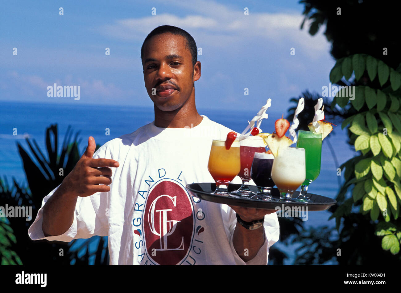 Barman con Coktails, Giamaica Foto Stock