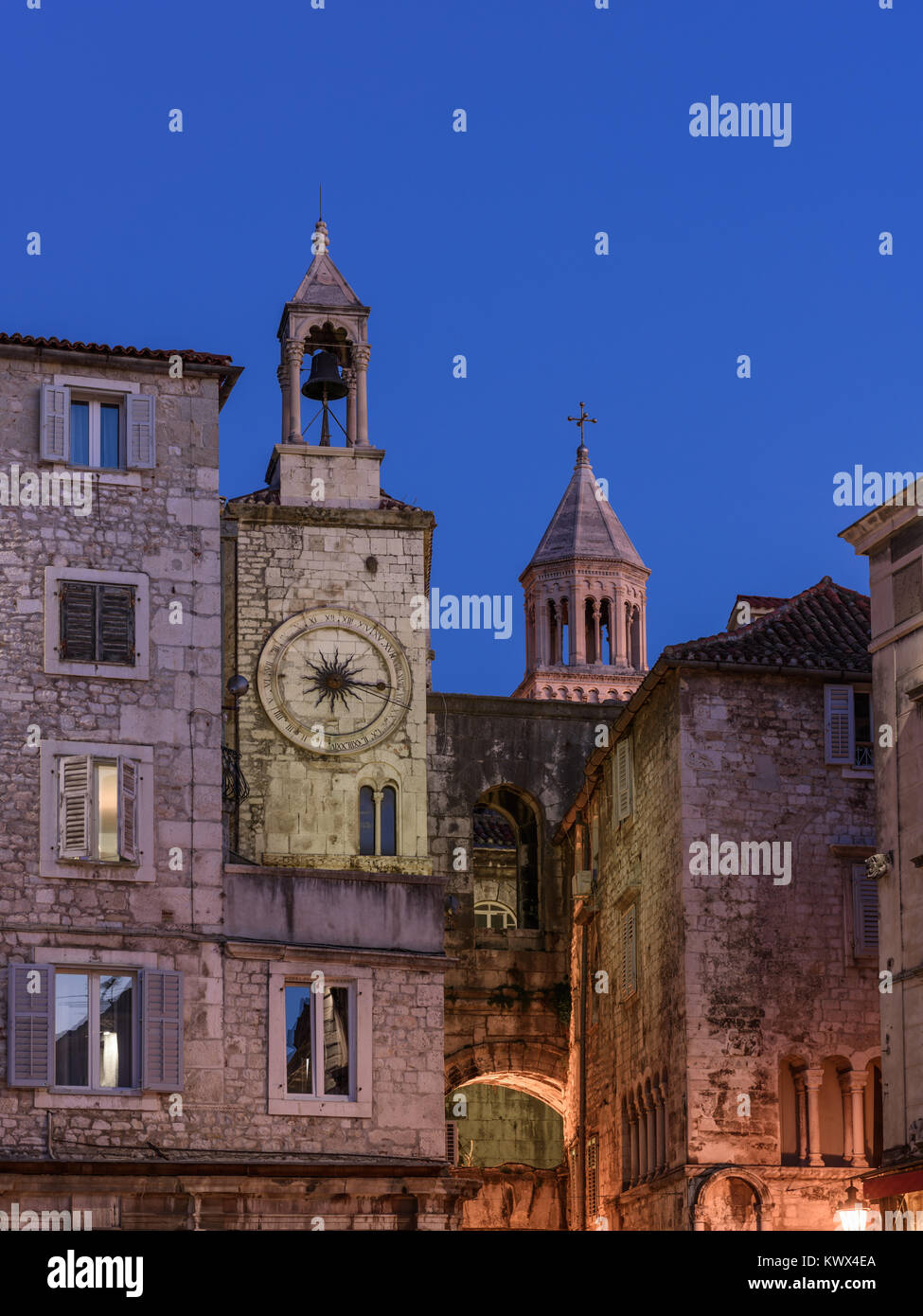 Ispod Zvonik ura/torre campanaria sotto l'orologio, Split, Croazia Foto Stock