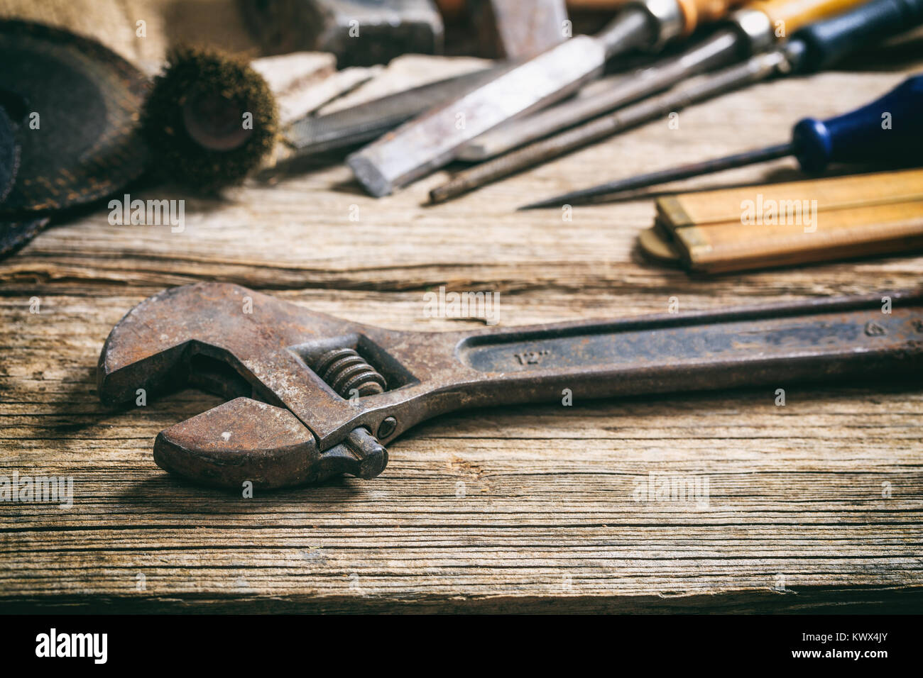 Vecchia chiave utilizzata su una superficie in legno Foto Stock