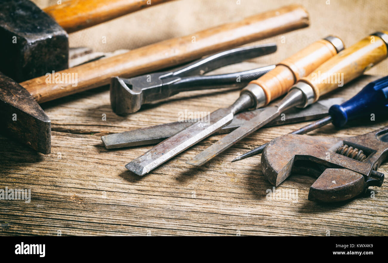 Il vecchio gli strumenti a mano su una superficie in legno Foto Stock