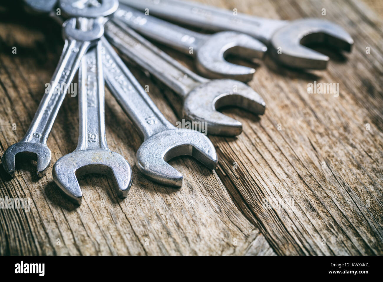 Set di chiavi su una superficie in legno Foto Stock