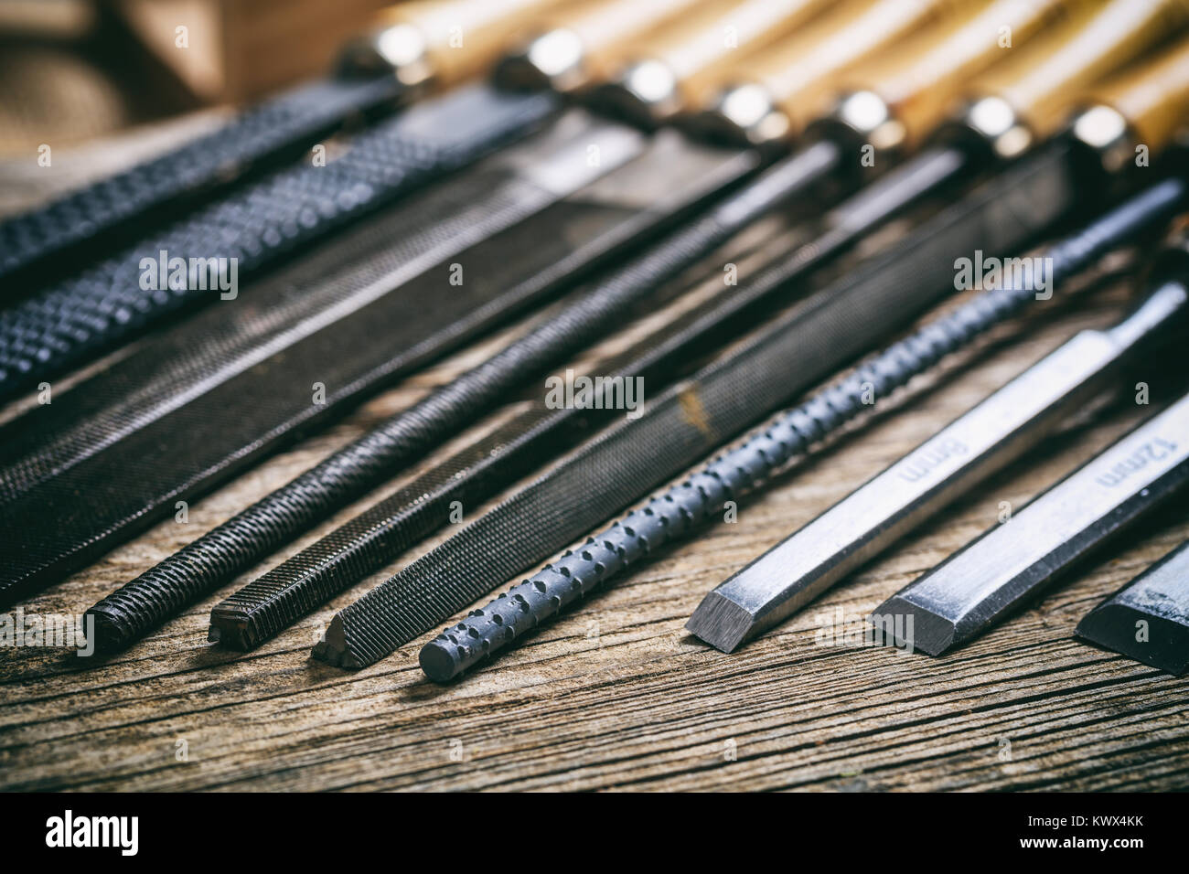 Il vecchio gli strumenti a mano su un sfondo di legno Foto Stock