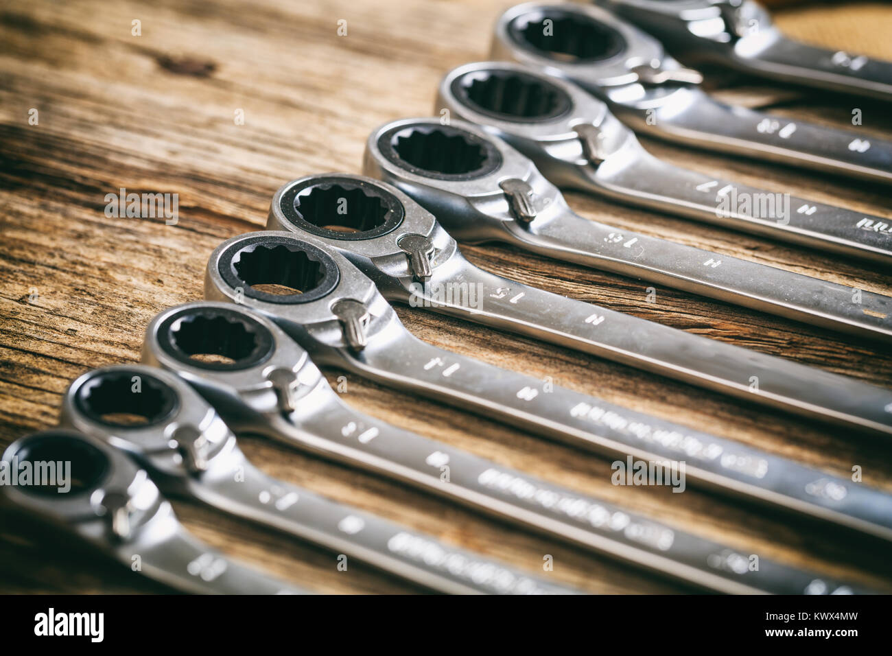 Set di chiavi su una superficie in legno Foto Stock