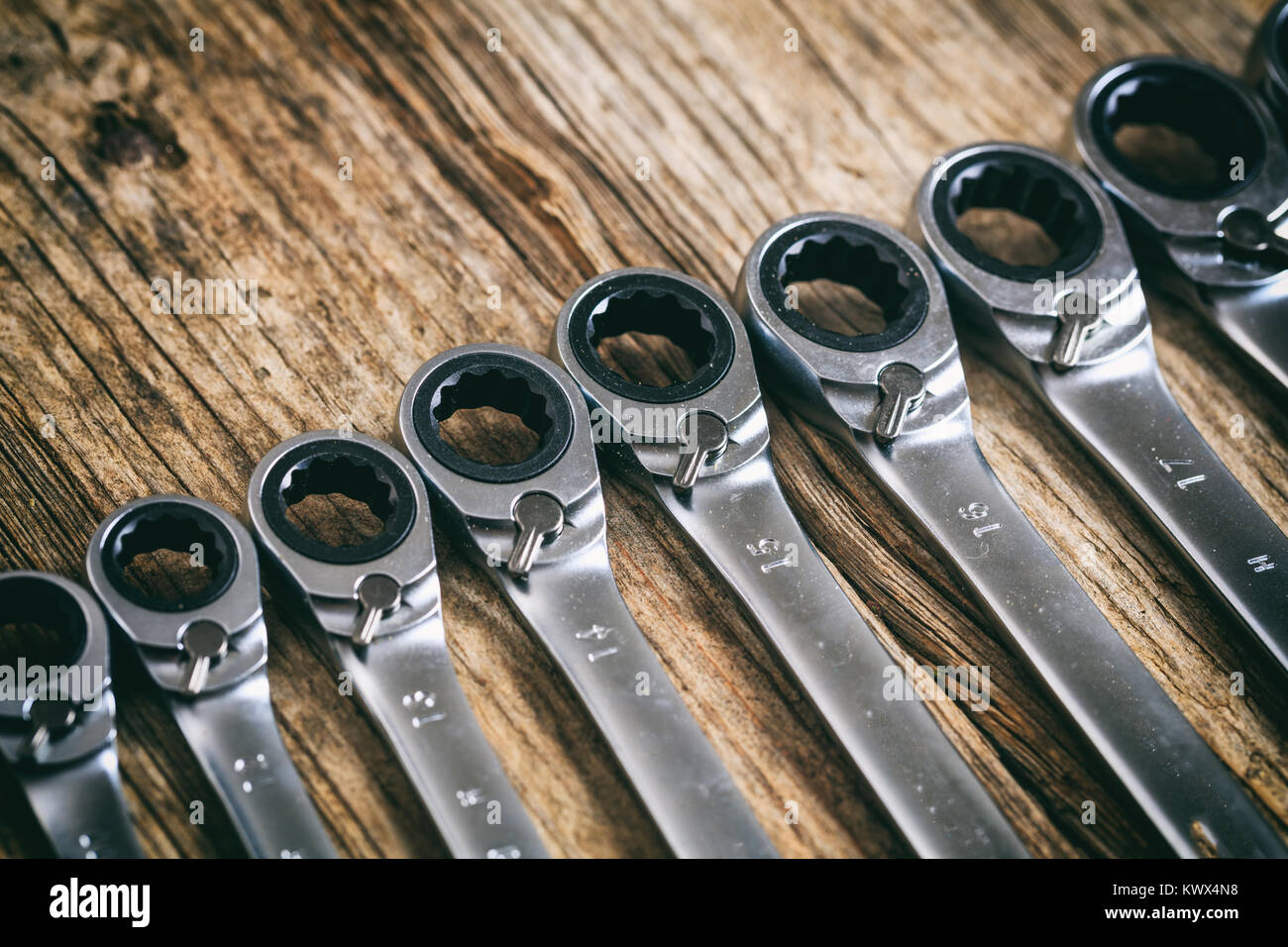 Set di chiavi su una superficie in legno Foto Stock