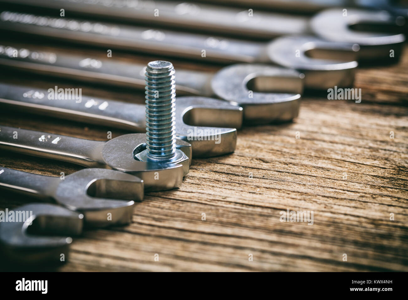 Set di chiavi su una superficie in legno Foto Stock