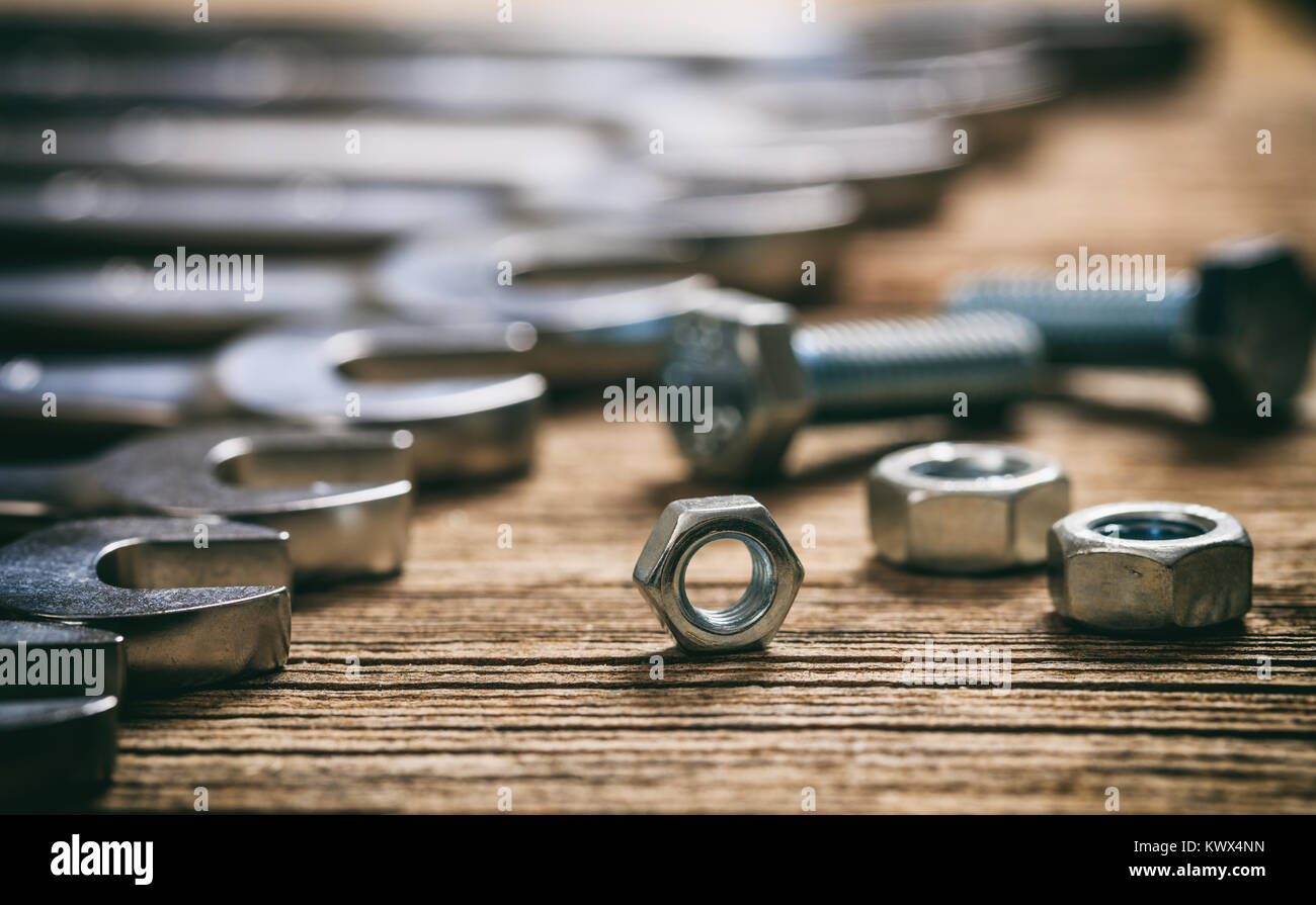 Set di chiavi bulloni e dadi su una superficie in legno Foto Stock