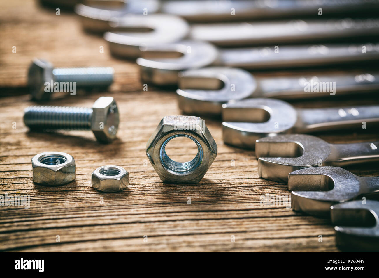 Set di chiavi bulloni e dadi su una superficie in legno Foto Stock