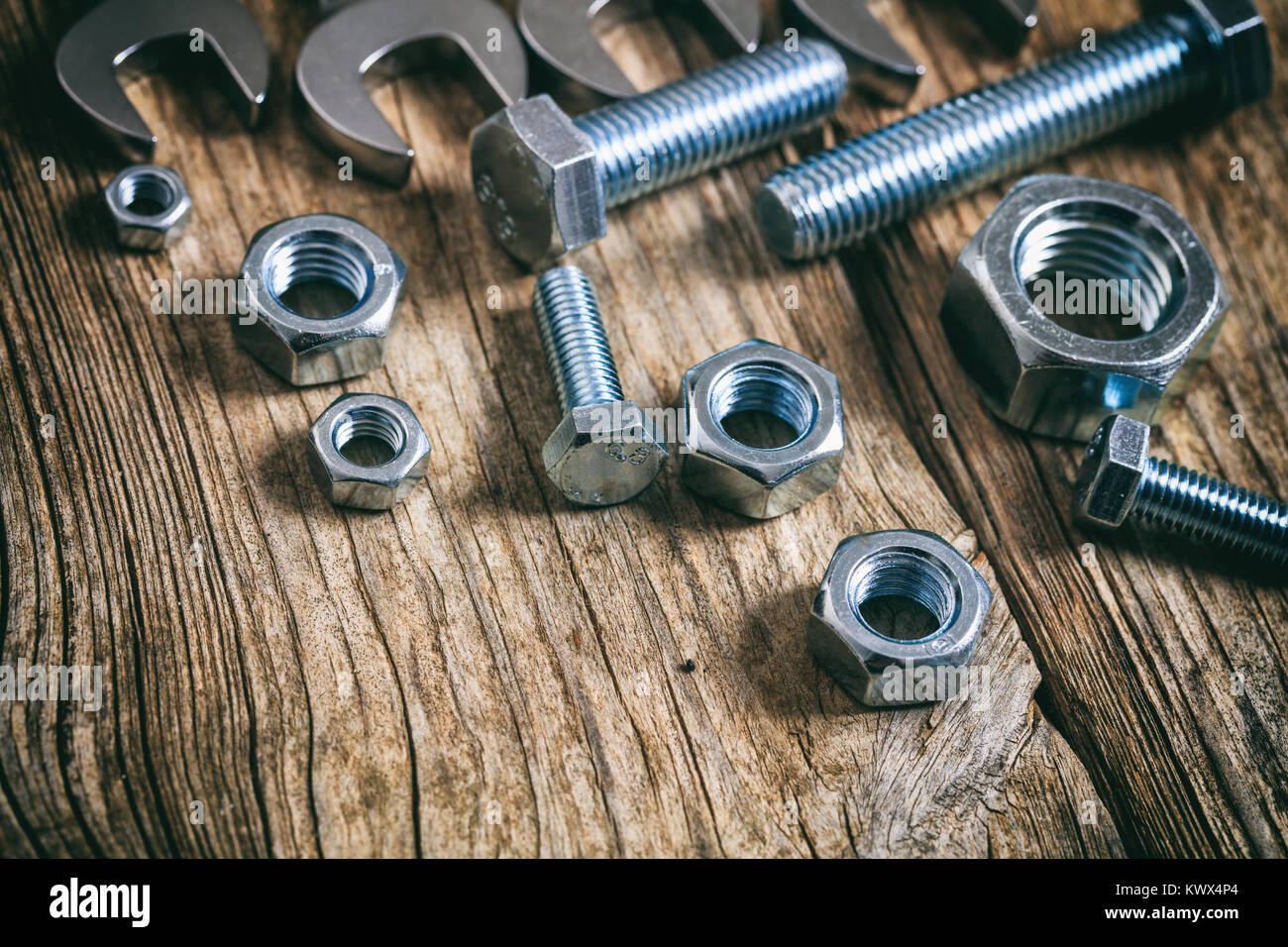 Chiavi per bulloni e dadi su una superficie in legno Foto Stock