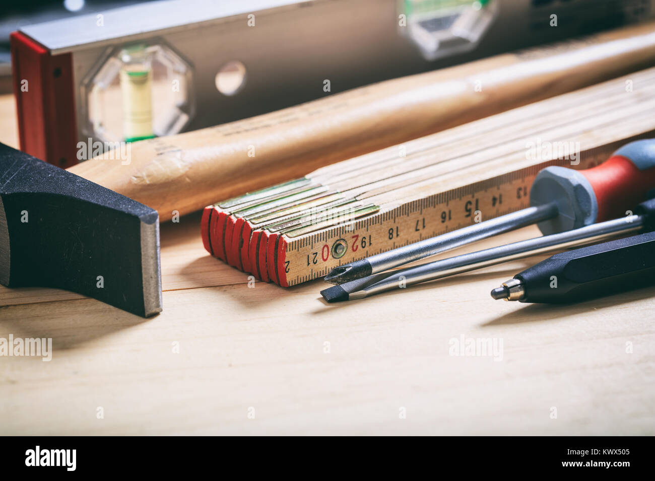 Utensili manuali vari su una panca in legno Foto Stock