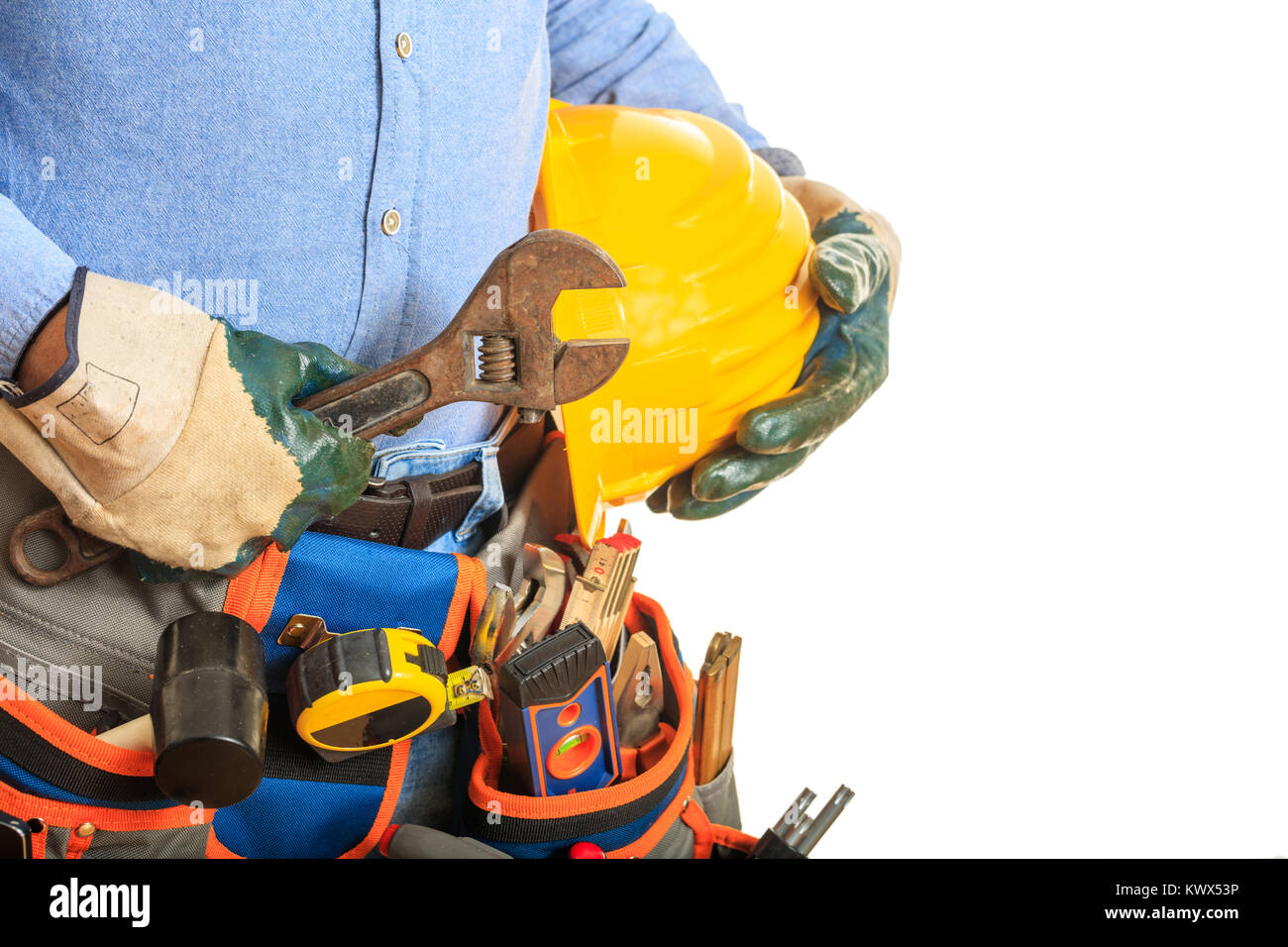 Lavoratore tenere una chiave su sfondo bianco Foto Stock