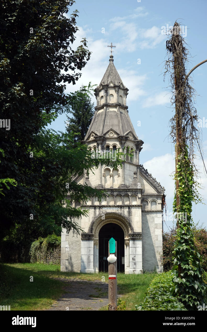 La cappella e il segno Chemin de Saint Jaqué de Compostelle nel Santuario di Lestelle-Betharram, Francia Foto Stock