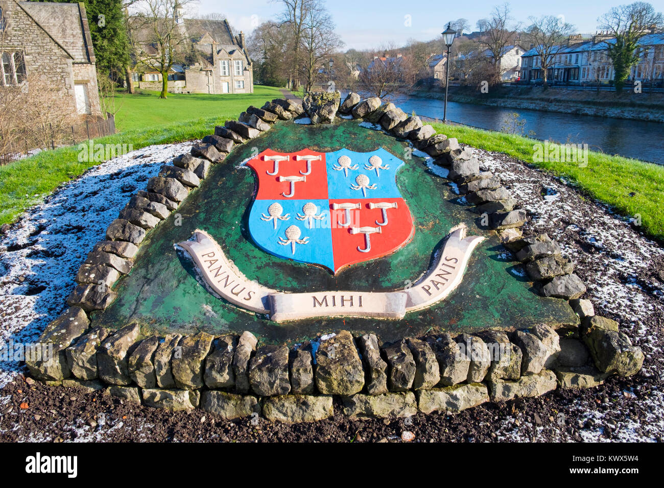 Kendal town, Cumbria Inghilterra - motto in segno da riverside Foto Stock