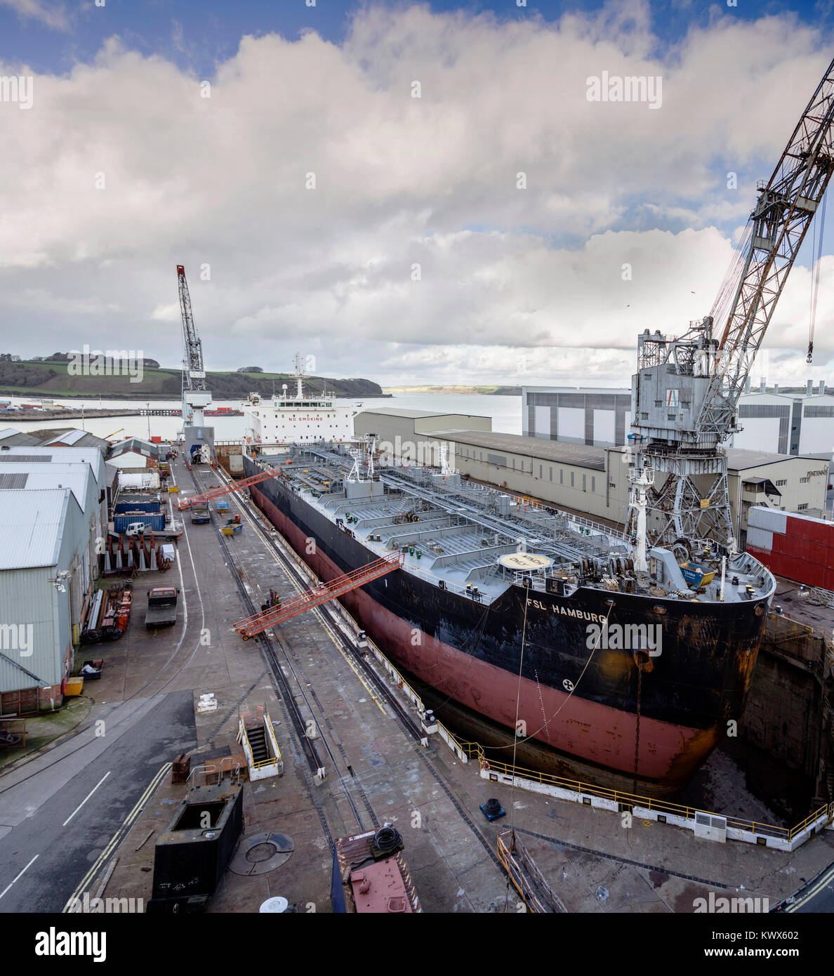 Falmouth di carenaggio - fotografata da trhe strada pubblica. Falmouth tre graving docks forniscono fino a 100.000 DWT secco capacità dock,. Foto Stock