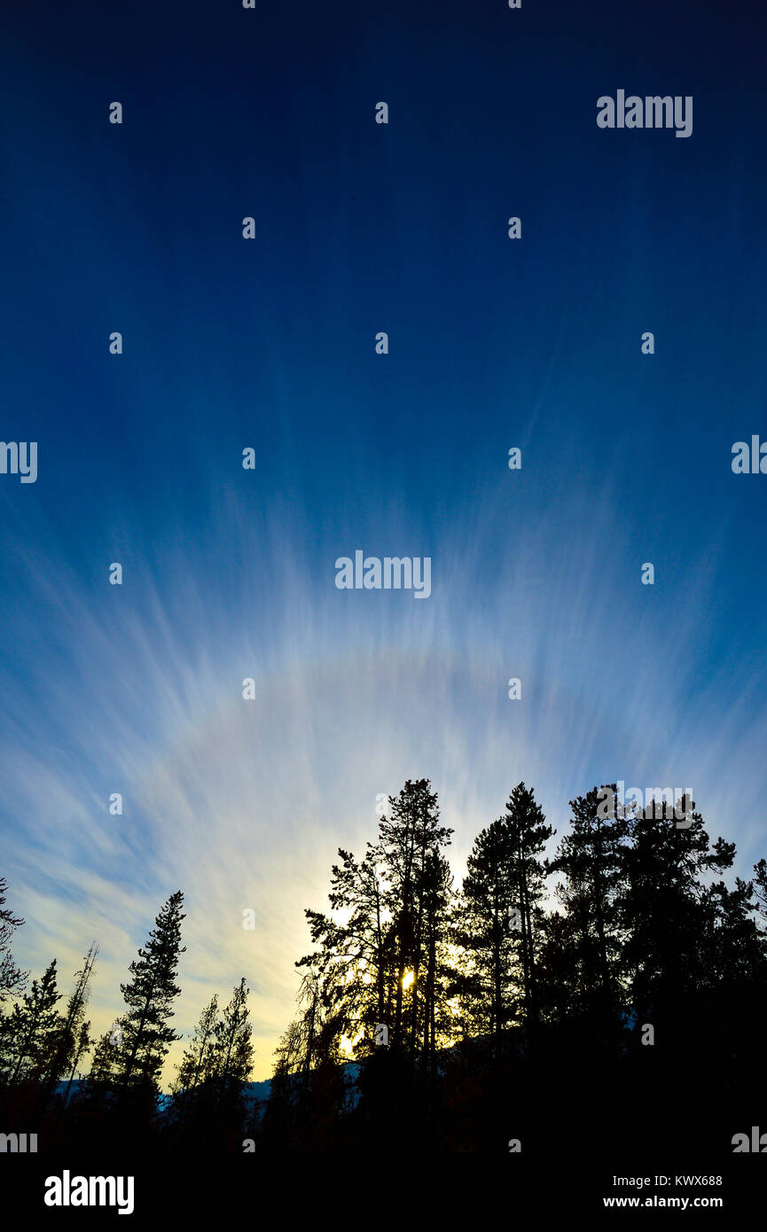 Un'immagine verticale del sole rendendo i fasci di luce risplenda su una montagna nel Parco Nazionale di Jasper Alberta Canada. Foto Stock