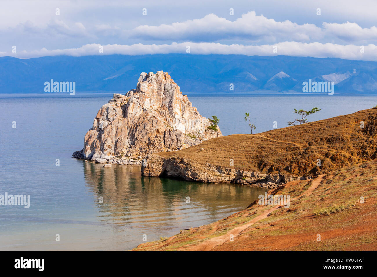 Shamanka (sciamani Rock) sul lago Baikal Khuzhir vicino all isola di Olkhon in Siberia, Russia. Il lago Baikal è il più grande lago d'acqua dolce nel mondo. Foto Stock