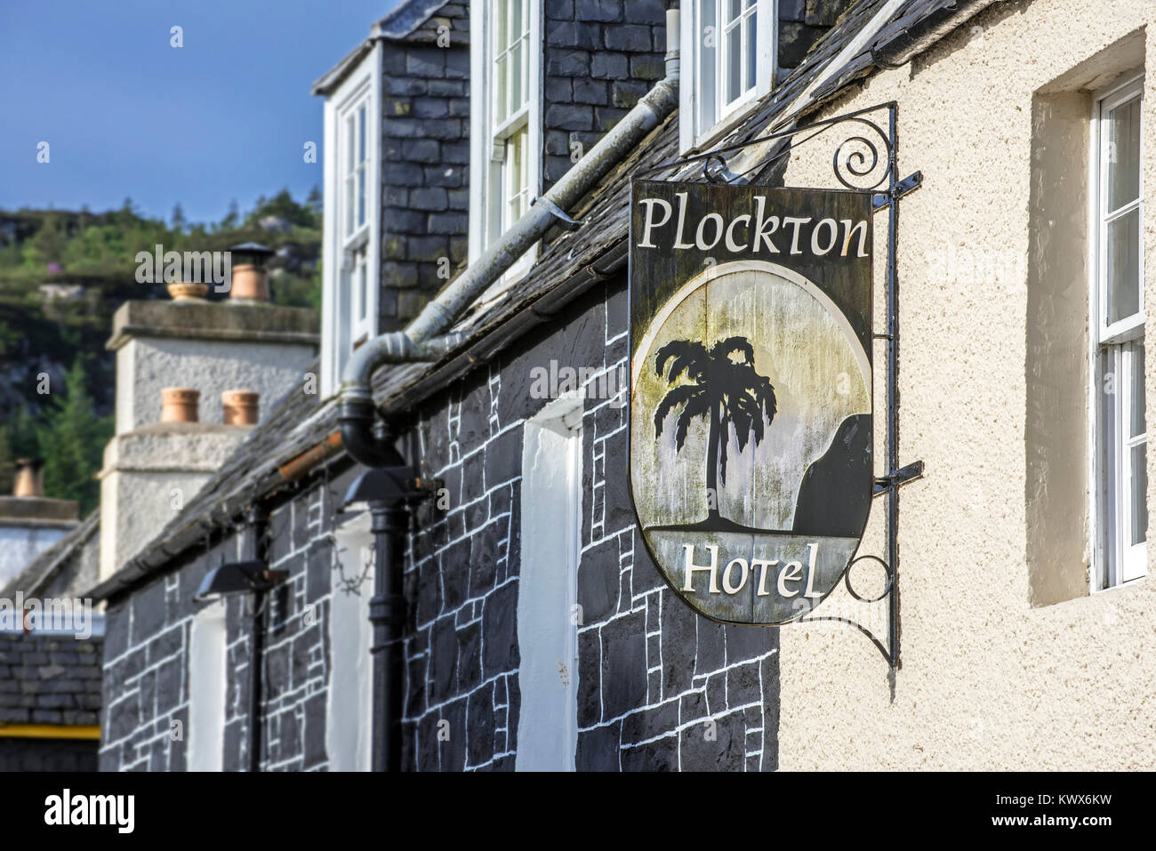 Hotel cartello che mostra la struttura Palm Tree a Plockton lungo il Loch Carron in Wester Ross, Highlands scozzesi, Scotland, Regno Unito Foto Stock