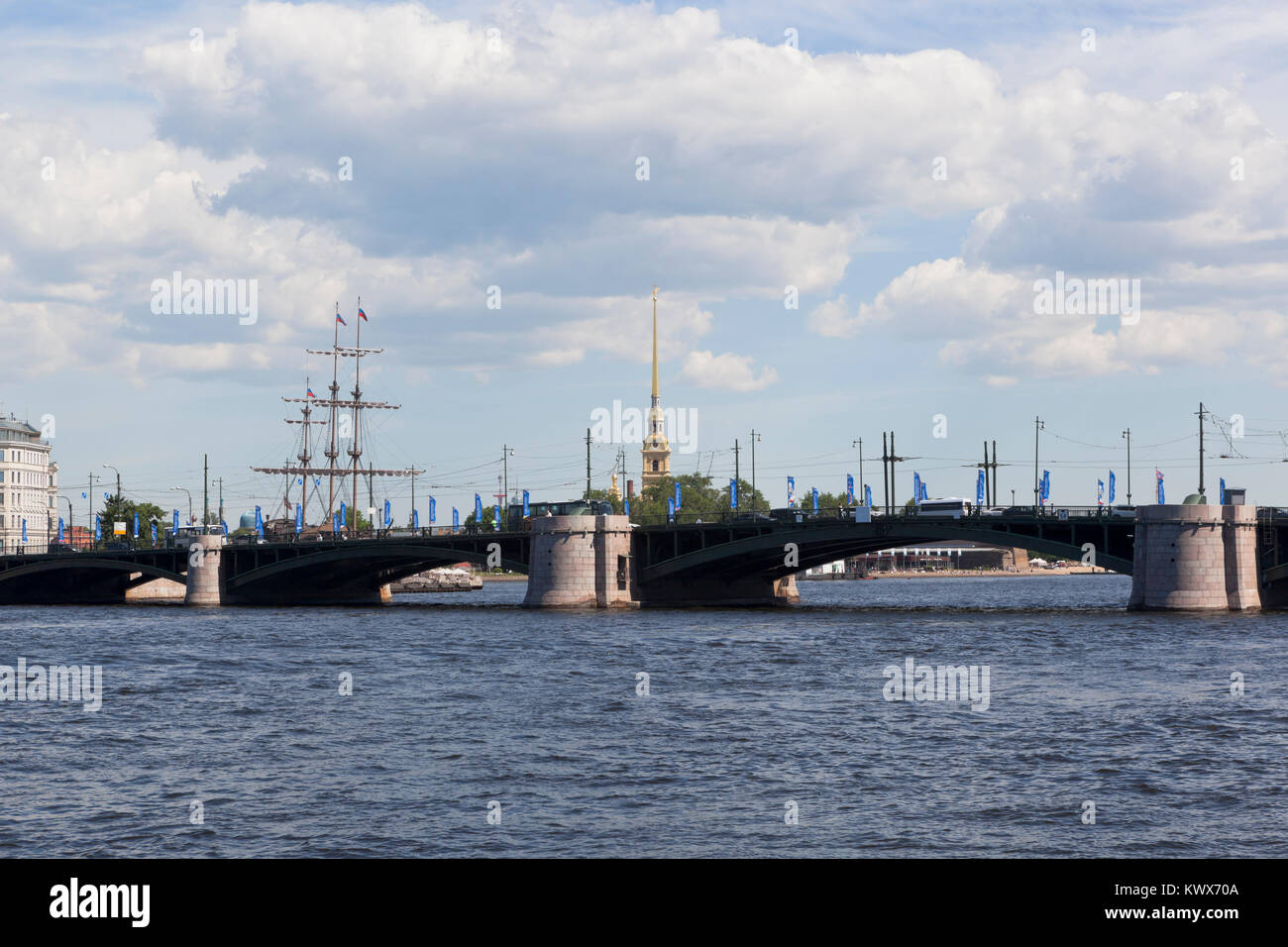 Vista sul ponte di scambio da Makarova terrapieno a San Pietroburgo, Russia Foto Stock