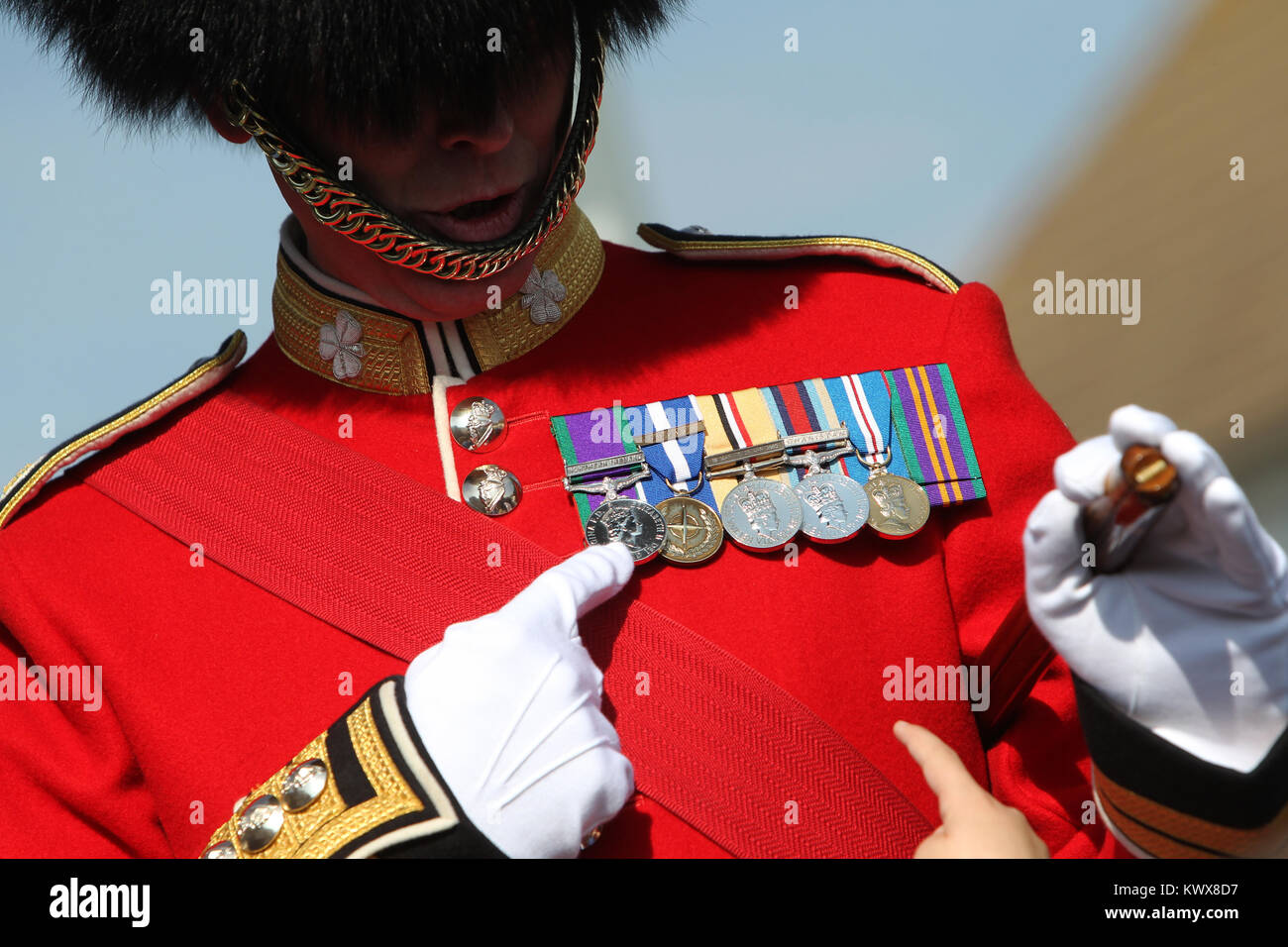 Un beefeater foto di visitare una scuola di Brighton, East Sussex, Regno Unito. Foto Stock