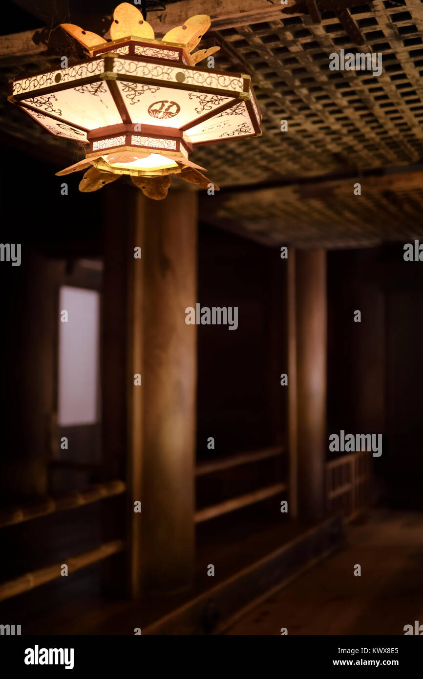 Lanterna e colonne di legno e architettonica di interni dettaglio di Kiyomizu-dera tempio buddista a Kyoto, in Giappone. Foto Stock