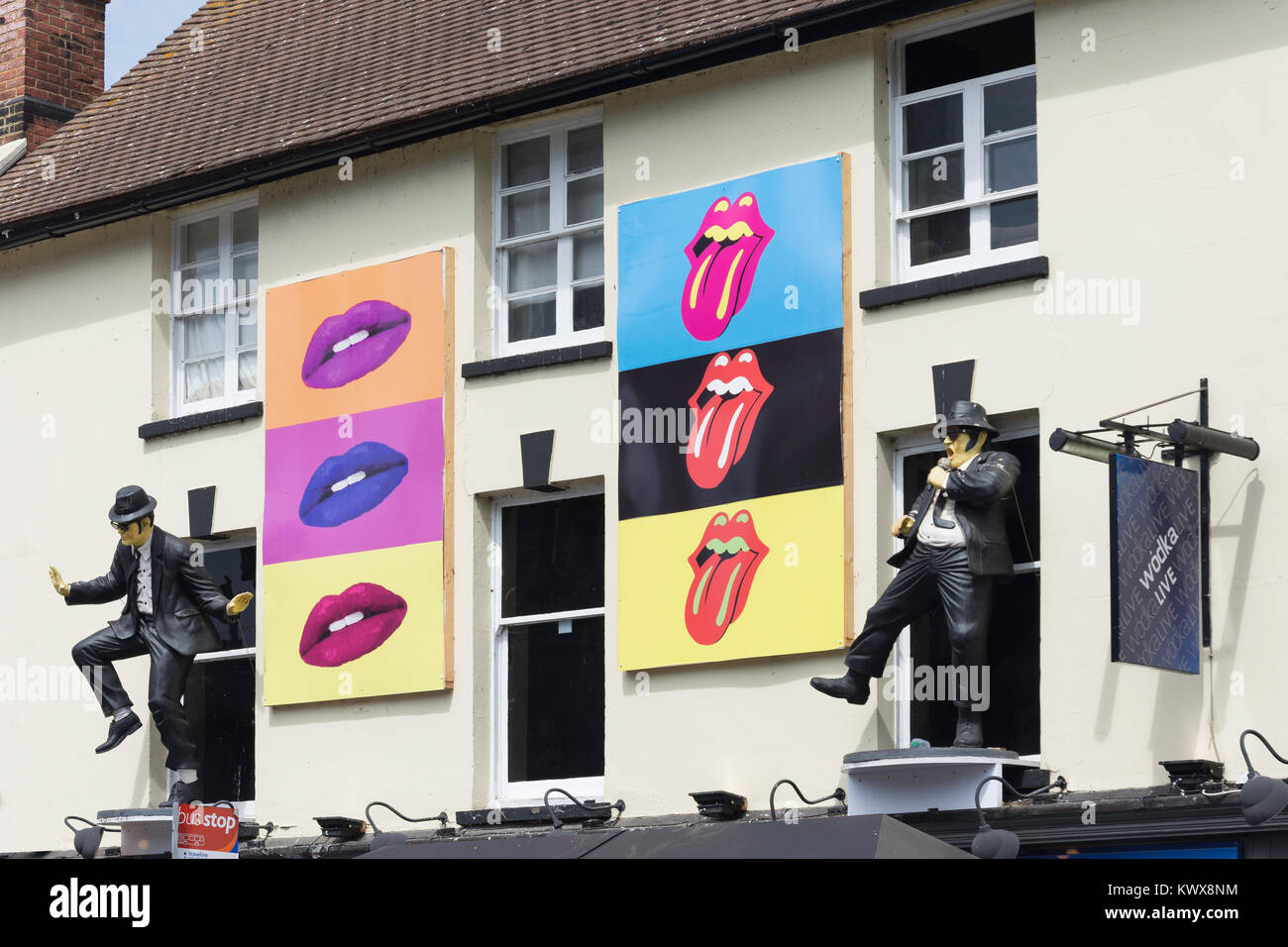 Opere d'arte sulla facciata del 'Wodka Live' cocktail bar, Piazza San Paolo, Bedford, Bedfordshire, England, Regno Unito Foto Stock
