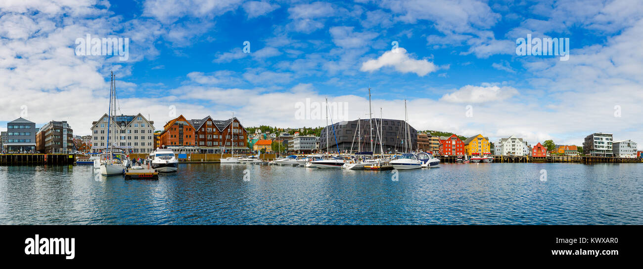 Vista di una marina in Tromso, Norvegia del nord. Tromso è considerata la città più settentrionale del mondo con una popolazione al di sopra di 50.000. Foto Stock