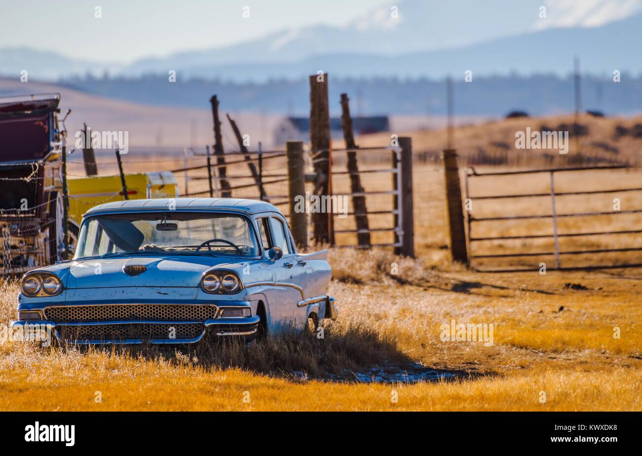 Fatto americano classico auto da qualche parte in luogo remoto negli Stati Uniti d'America. Foto Stock