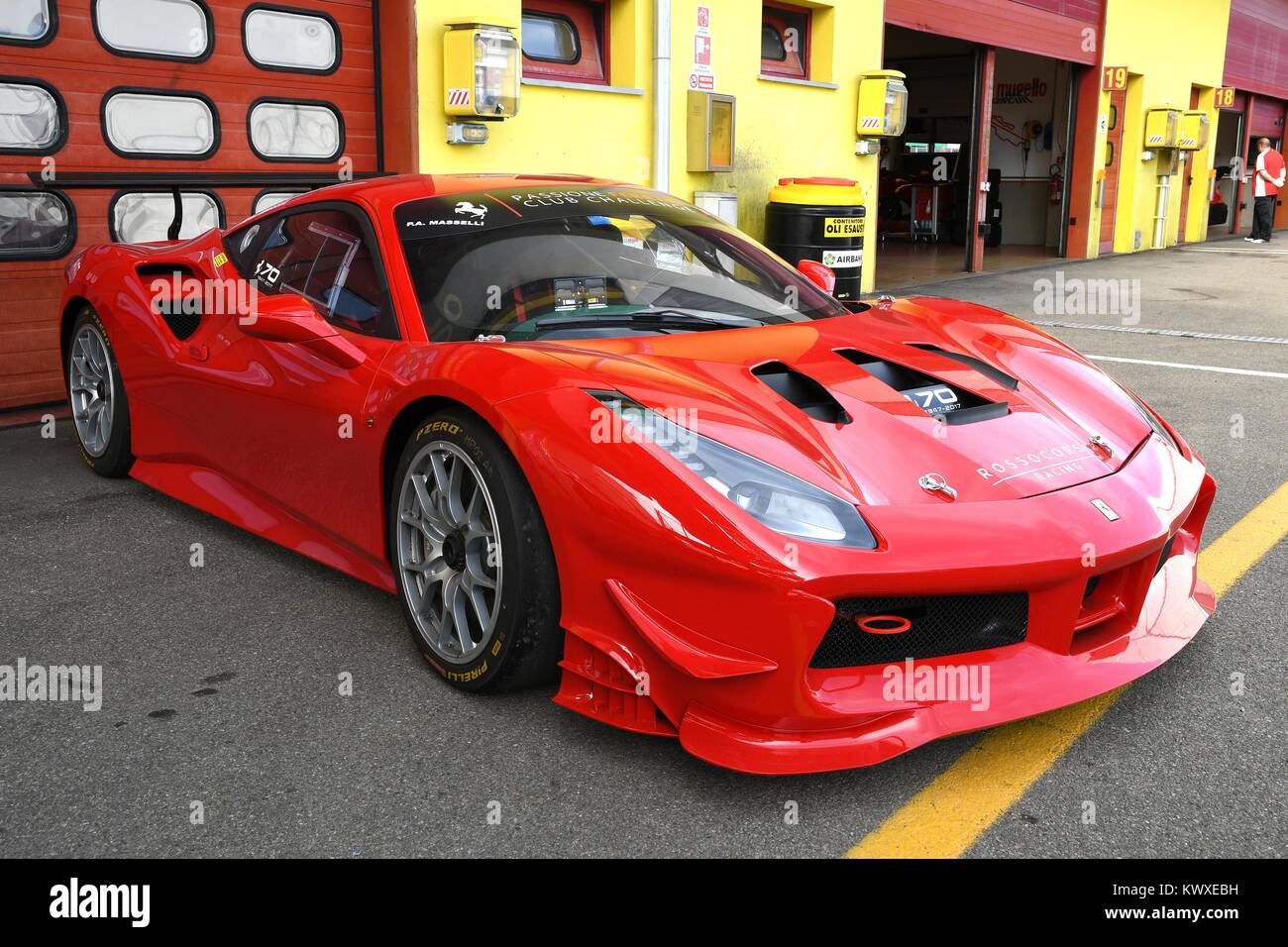 Il MUGELLO, IT, Ottobre, 2017: Ferrari 488 Challenge Turbo al Paddock Show di Ferrari anniversario 1947-2017 nel circuito del Mugello a Finali Mondiali Ferrari Foto Stock