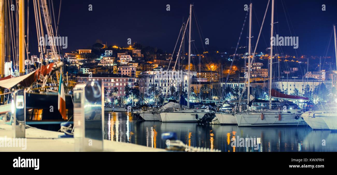 La Spezia Marina di notte. Liguria, Italia. Paesaggio urbano e la Marina della Citta'. Foto Stock