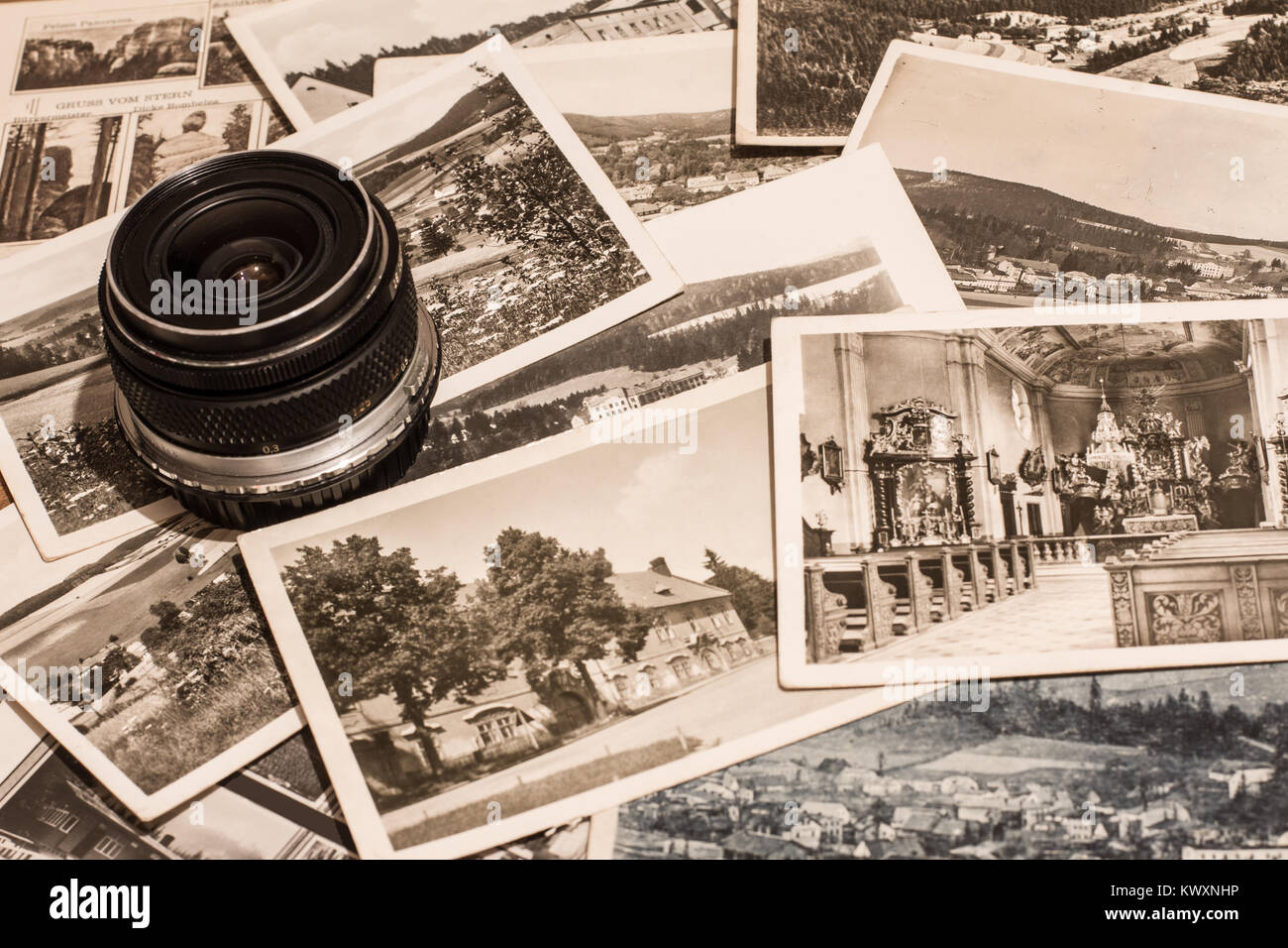 Cartoline d'epoca e il vecchio obiettivo della fotocamera Foto Stock