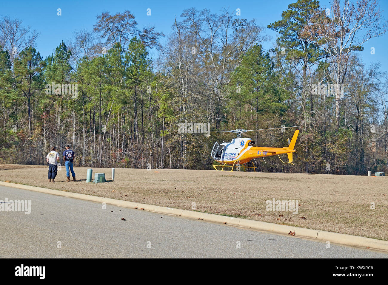 Haynes Air Ambulance vita Volo, Airbus AStar H125, elicottero in attesa per il trasporto di un critico paziente medico per la cura di emergenza. Foto Stock