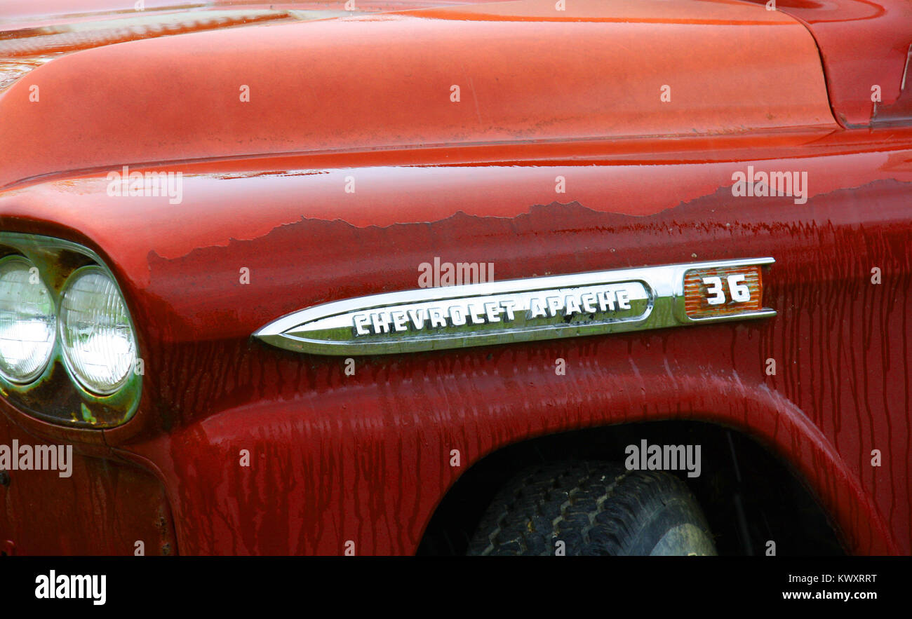 Vecchia Chevy carrello parcheggiato intorno all'angolo presso la vecchia fabbrica di conserve Foto Stock