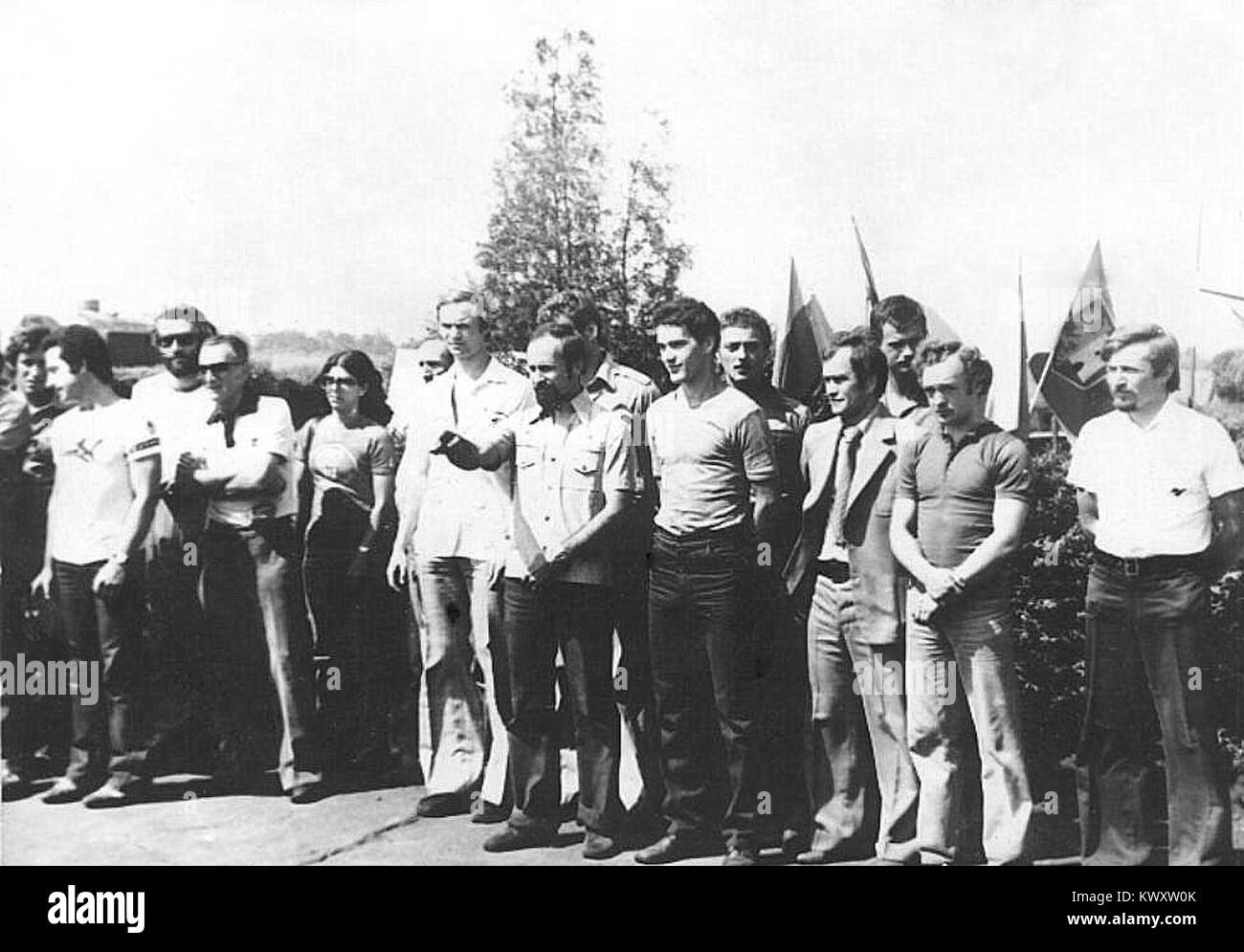 Fotografia del Concorso Internazionale di paracadutismo tenutosi a Gliwice, Polonia, nel 1978. L'immagine documenta i paracadutisti che partecipano a un evento sportivo organizzato che mette in mostra le tecniche di paracadutismo e la cooperazione internazionale negli sport dell'aviazione. Foto Stock