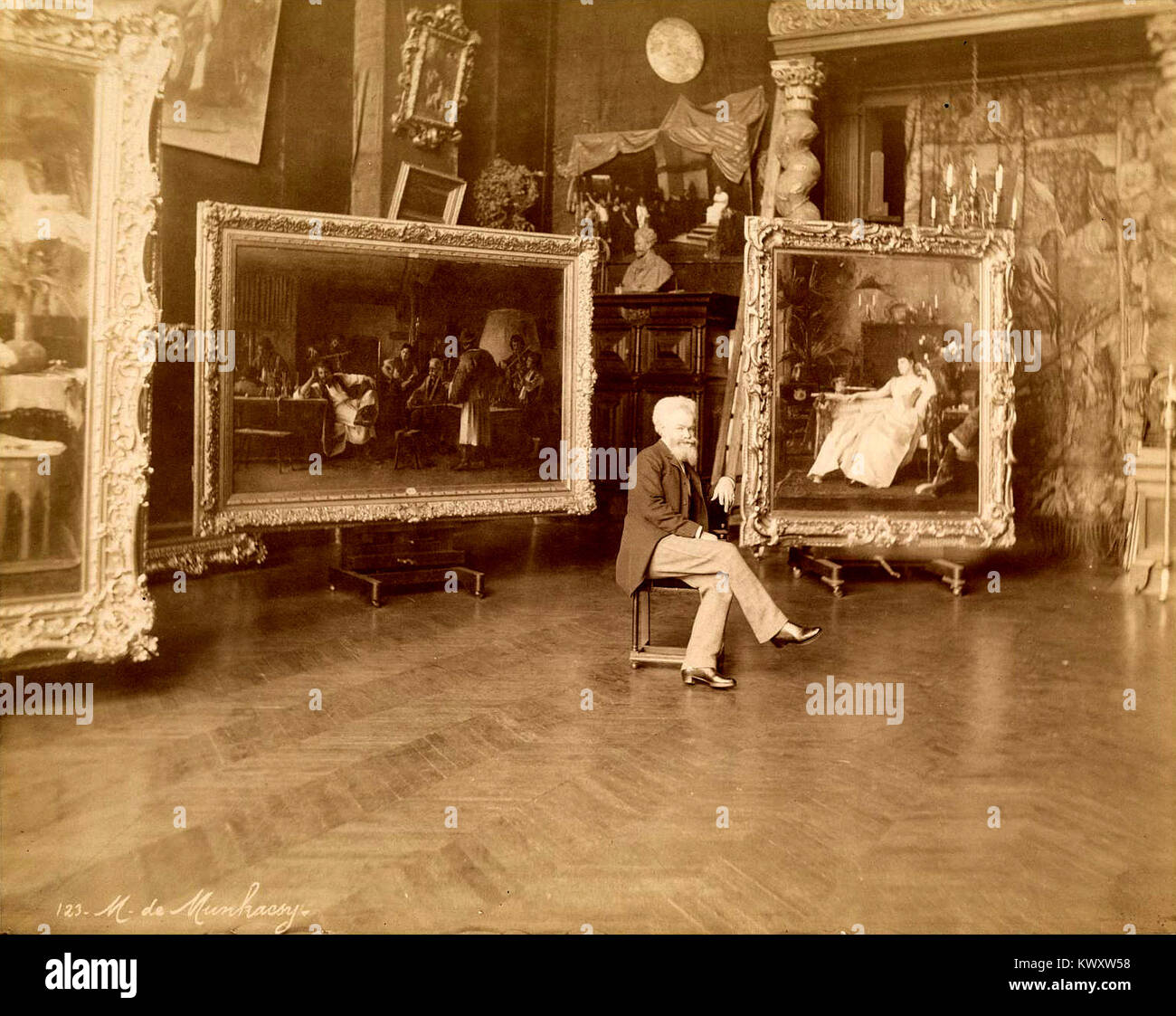 Questa fotografia cattura l'artista ungherese Mihály von Munkácsy nel suo studio, fornendo una visione del suo ambiente creativo e del suo processo mentre lavorava su alcuni dei suoi dipinti più famosi. Foto Stock