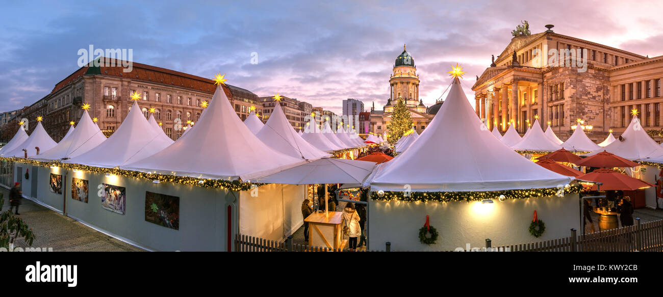 Berlino, Germania - 29 dicembre 2016: Chtristmas mercato di Gandarmenmarkt a Berlino su un tramonto. Questo famos mercato è aperto fino a Silvestro, o per Natale Foto Stock