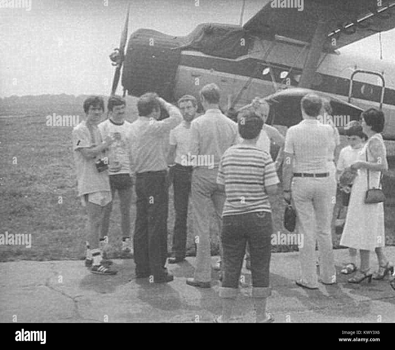 Il Concorso Internazionale di paracadutismo di Gliwice, in Polonia, tenutosi nel 1983, ha riunito paracadutisti di vari paesi per mostrare le loro abilità in un contesto competitivo. Fu un evento importante nella storia degli sport di paracadutismo polacchi. Foto Stock