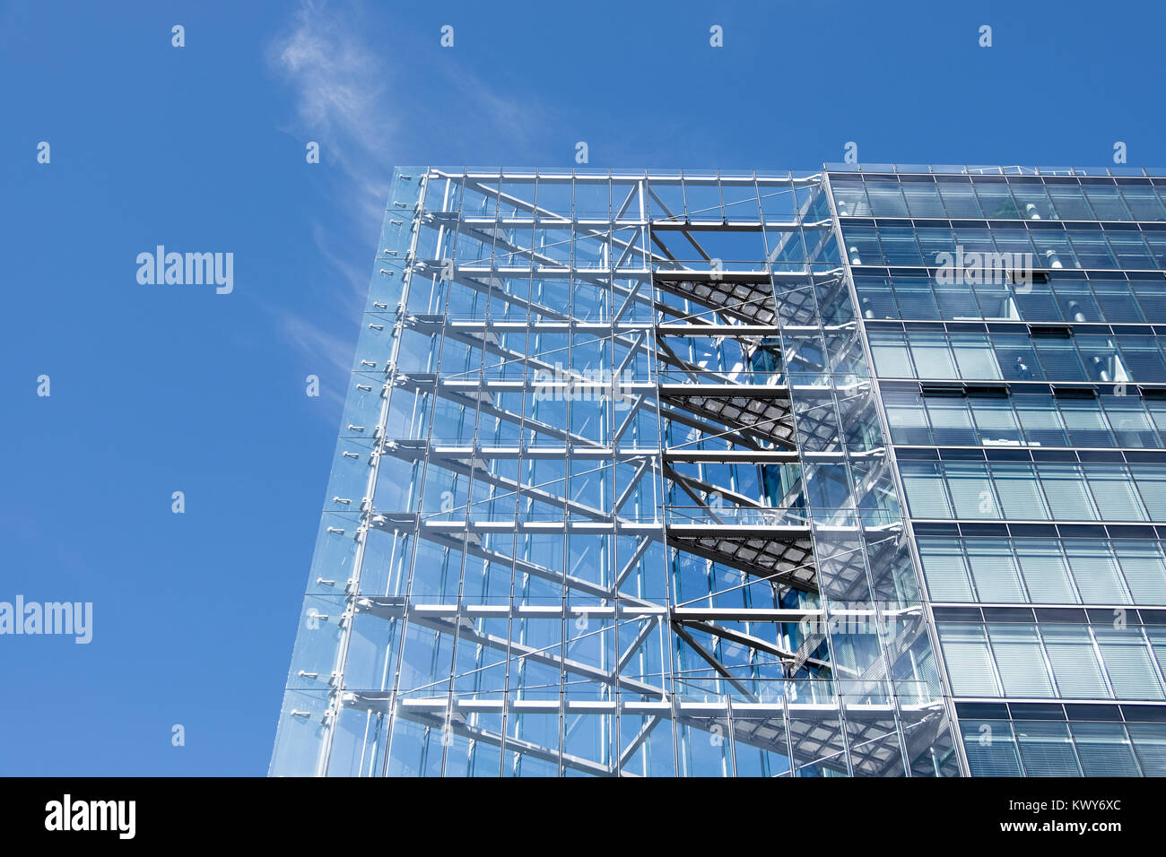 Berlino, Germania - 13 Maggio 2016: edificio moderno in vetro su Kurfürstendamm di Berlino Charlottenburg. Berlino, Germania la capitale e il centro culturale, offrono Foto Stock