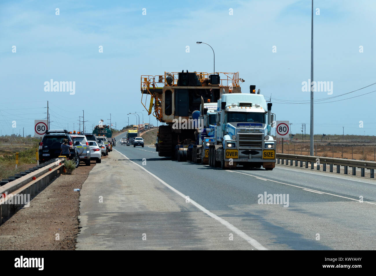 Sovradimensionare carico trasportato da 2 prime mover camion, Port Hedland, Australia occidentale Foto Stock