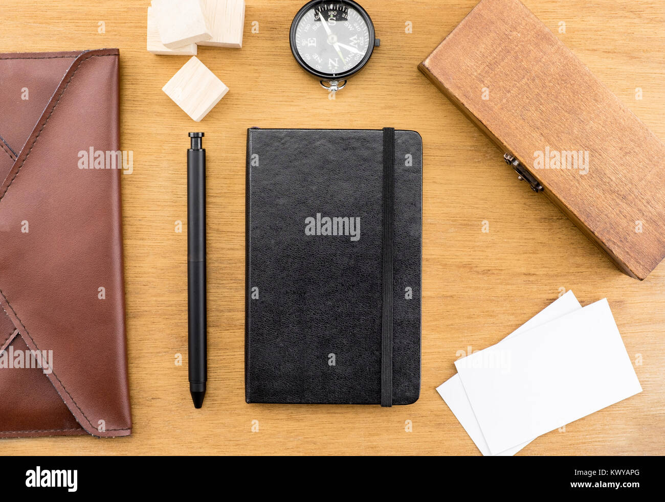Tavolo con bussola,scatola di legno,,notebook borsa in pelle,business carta e penna, modello mock up per aggiungere la tua parola. Foto Stock