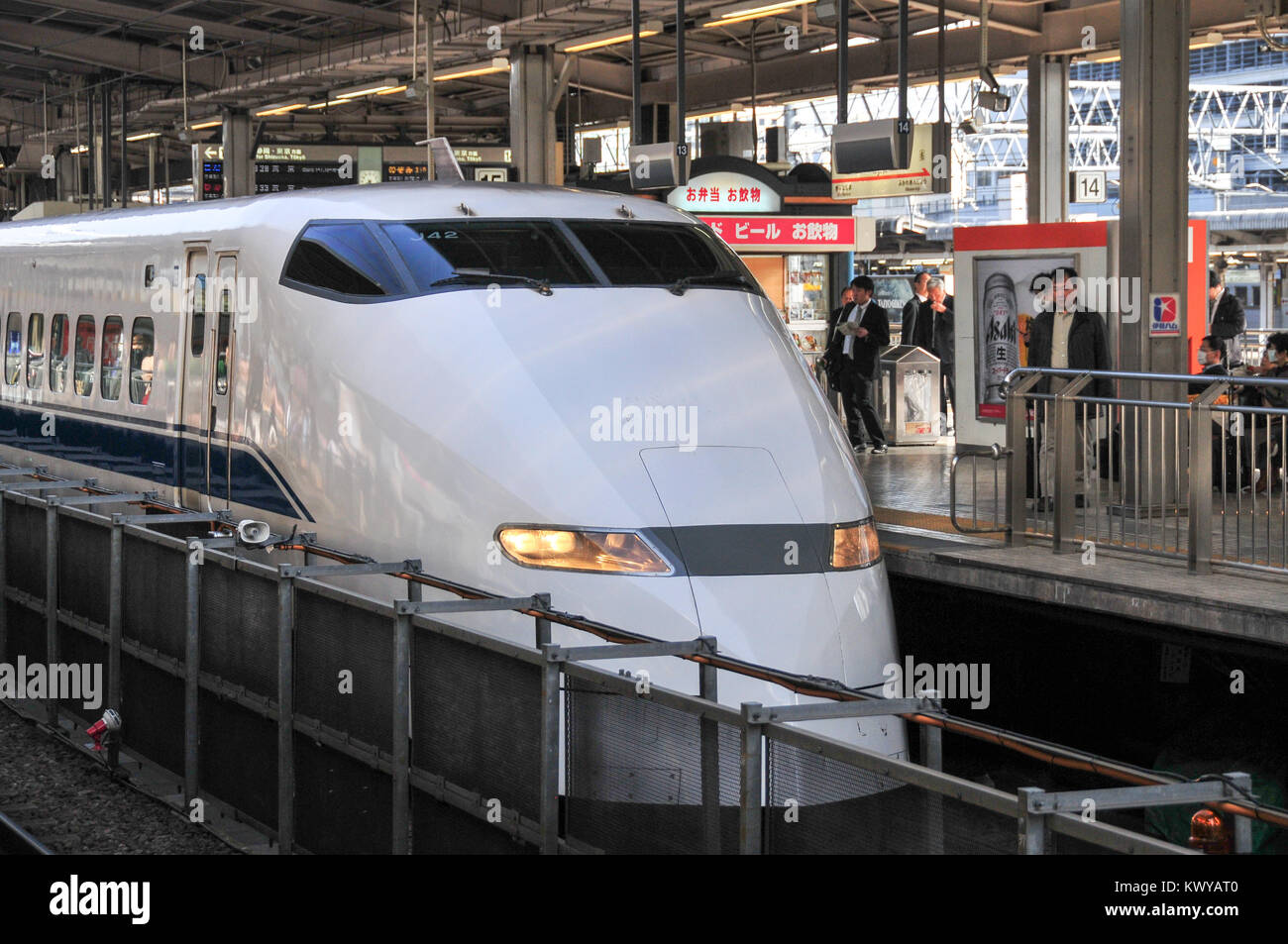 Giappone - Marzo 18, 2009: il treno superveloce Shinkansen in Giappone. Il Shinkansen è una rete di linee ferroviarie ad alta velocità in Giappone. Foto Stock