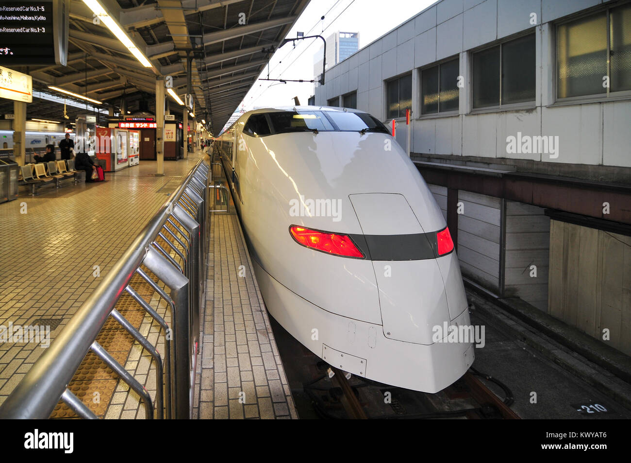 Giappone - Marzo 18, 2009: il treno superveloce Shinkansen in Giappone. Il Shinkansen è una rete di linee ferroviarie ad alta velocità in Giappone. Foto Stock