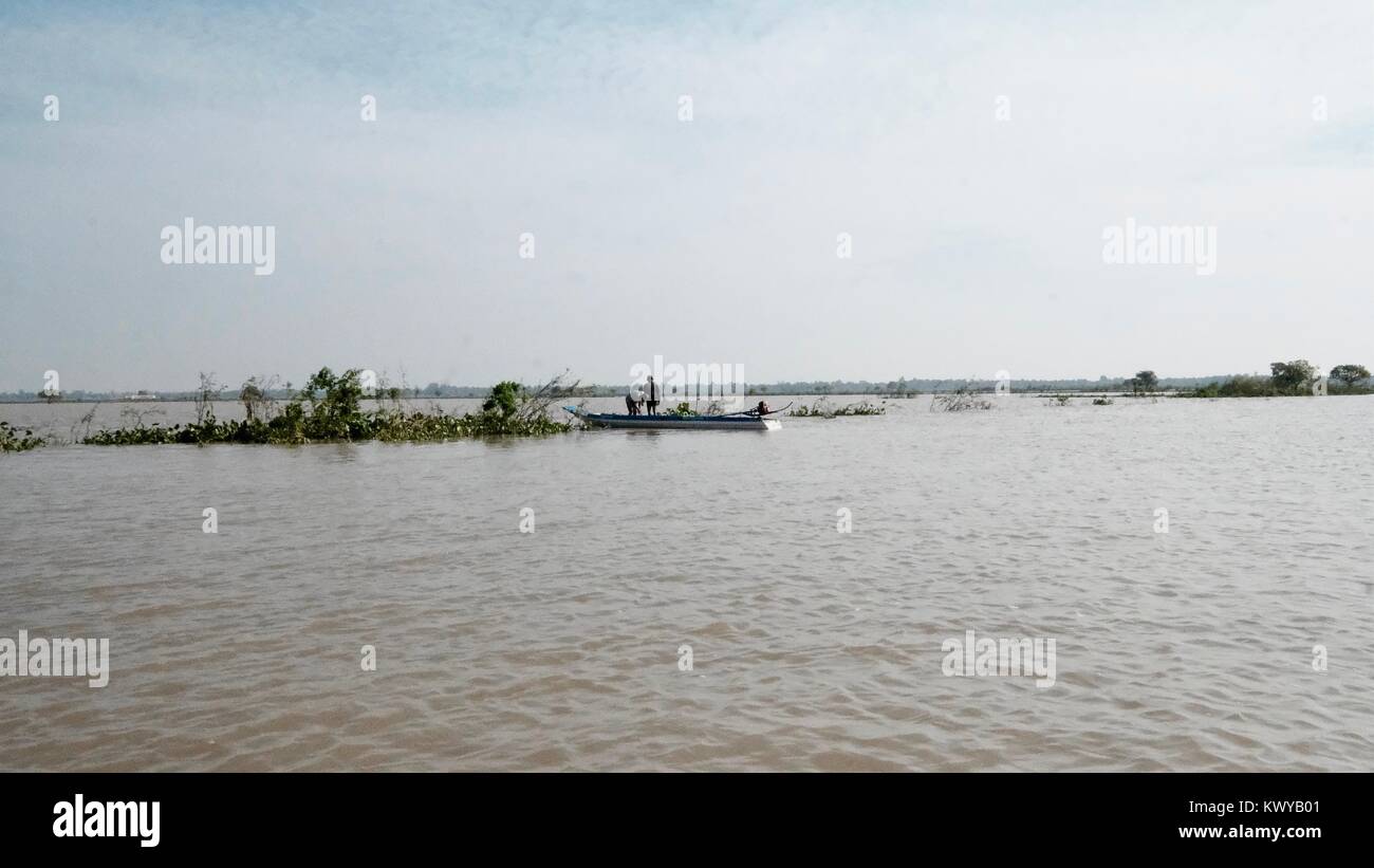 Due persone di pesca Takeo Cambogia rurale del Delta del Mekong appartato pianura alluvionale la zona di pesca è fantastico scenario di una piana,'Area pianeggiante Foto Stock